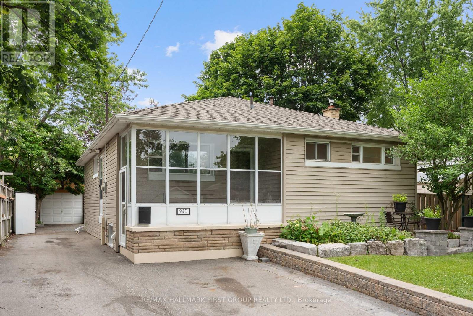 945 Donovan Crescent, Whitby, Ontario  L1N 3G4 - Photo 2 - E13493936