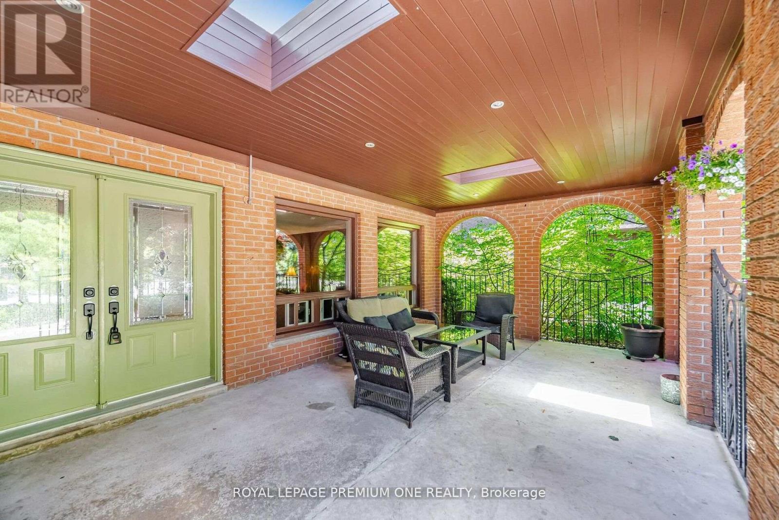 2301 Nikanna Road, Mississauga, Ontario  L5C 2W8 - Photo 4 - W13494124