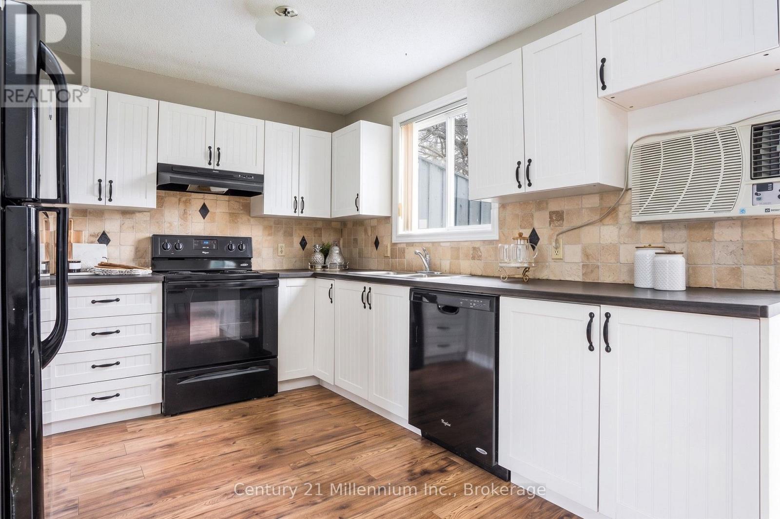 4 - 10 Baker Street, Wasaga Beach, Ontario  L9Z 2H1 - Photo 7 - S13494420