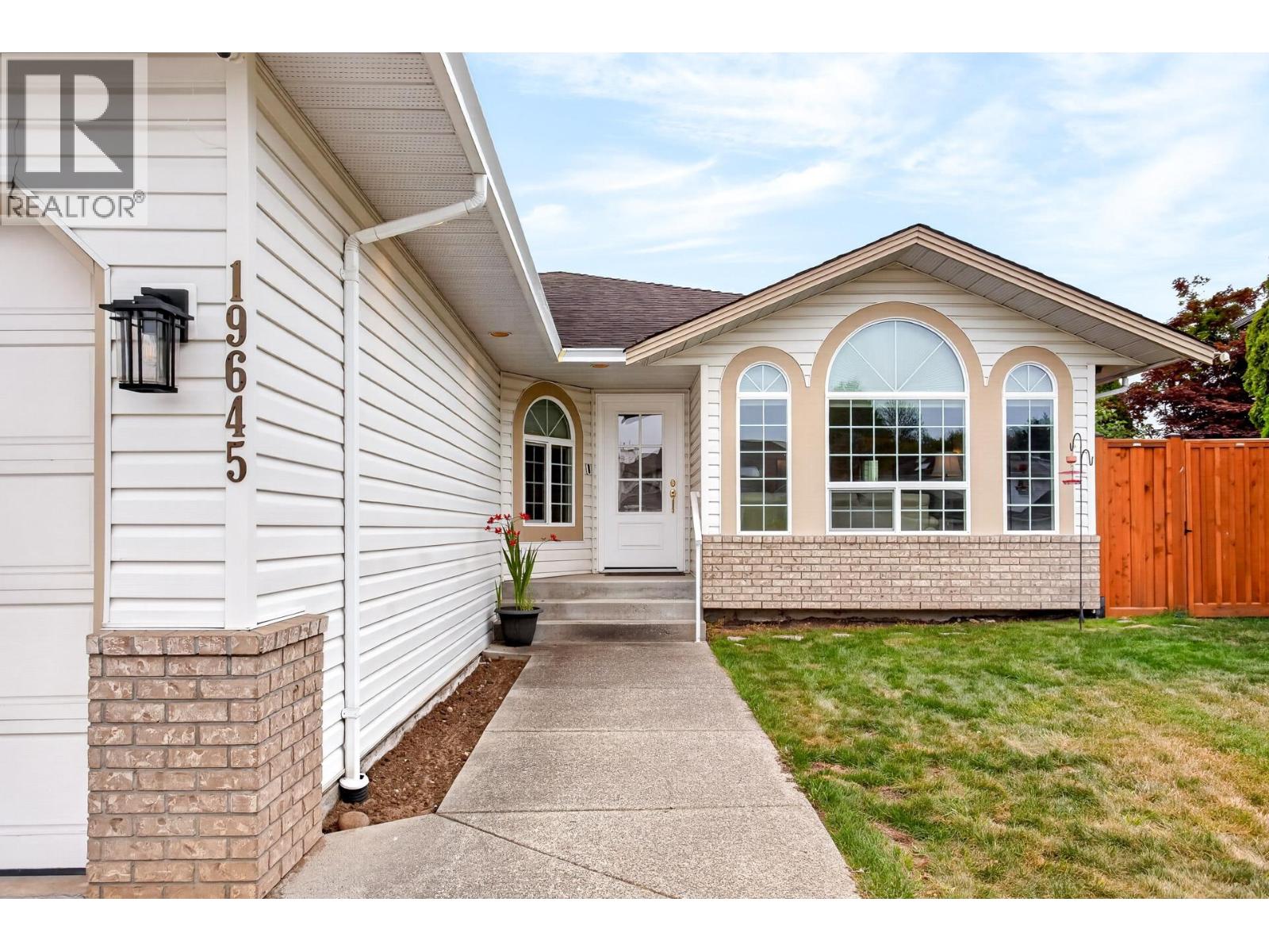 19645 Somerset Drive, Pitt Meadows, British Columbia  V3Y 2L3 - Photo 4 - R3139893