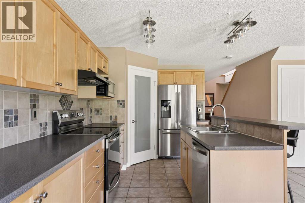 11 Somerglen Court Sw, Calgary, Alberta  T2Y 3V5 - Photo 7 - A2323476