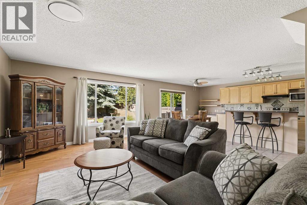 11 Somerglen Court Sw, Calgary, Alberta  T2Y 3V5 - Photo 5 - A2323476