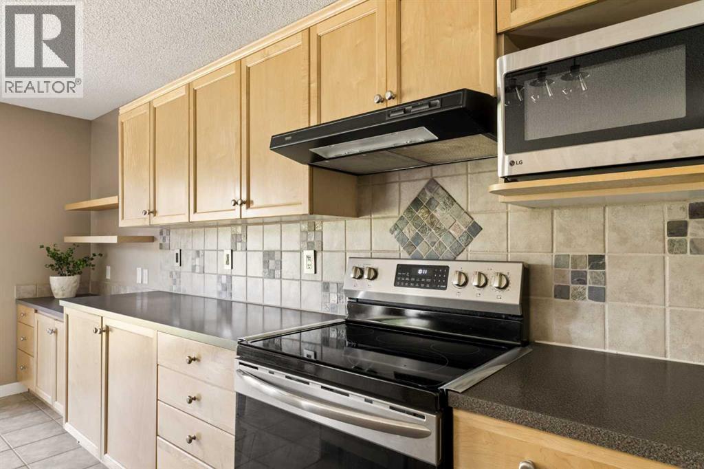 11 Somerglen Court Sw, Calgary, Alberta  T2Y 3V5 - Photo 10 - A2323476