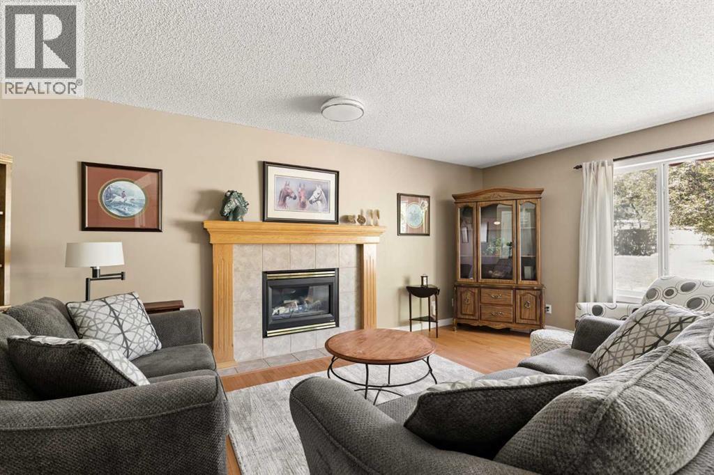11 Somerglen Court Sw, Calgary, Alberta  T2Y 3V5 - Photo 2 - A2323476