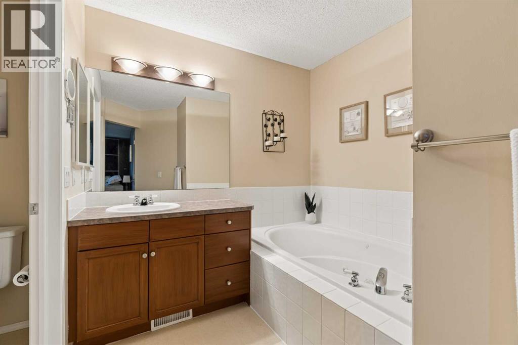 11 Somerglen Court Sw, Calgary, Alberta  T2Y 3V5 - Photo 21 - A2323476