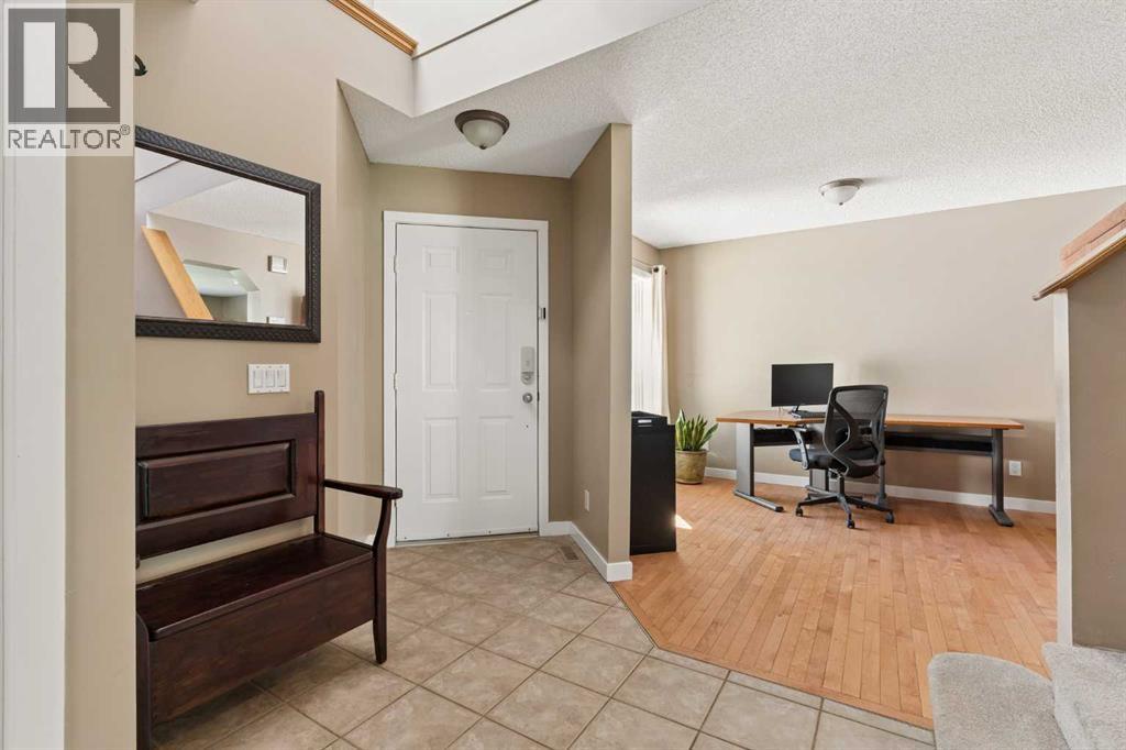 11 Somerglen Court Sw, Calgary, Alberta  T2Y 3V5 - Photo 11 - A2323476