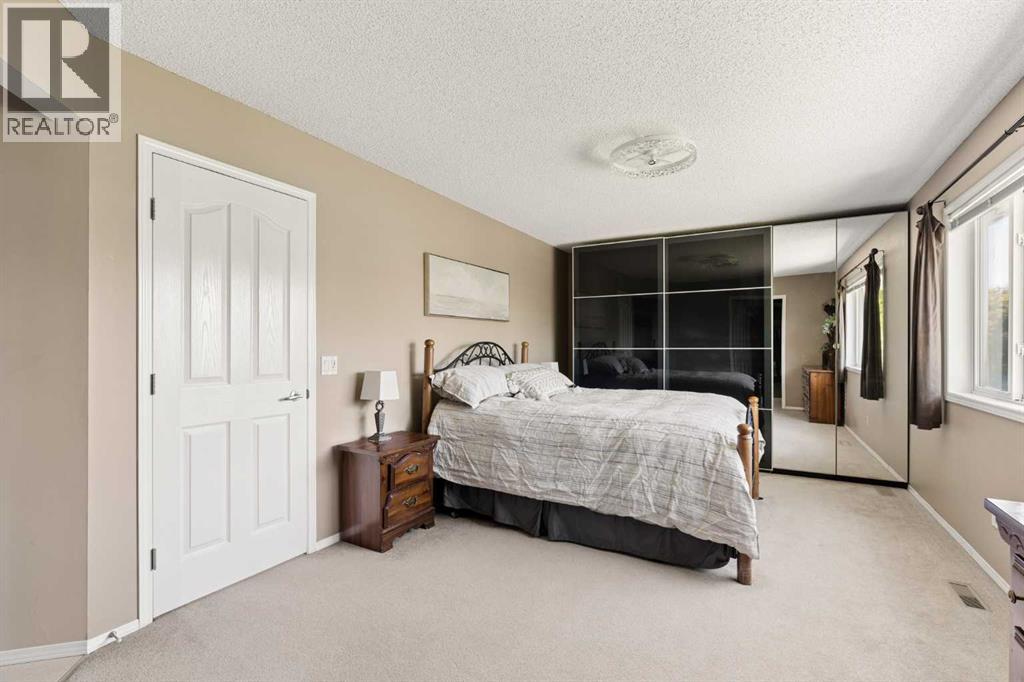 11 Somerglen Court Sw, Calgary, Alberta  T2Y 3V5 - Photo 19 - A2323476