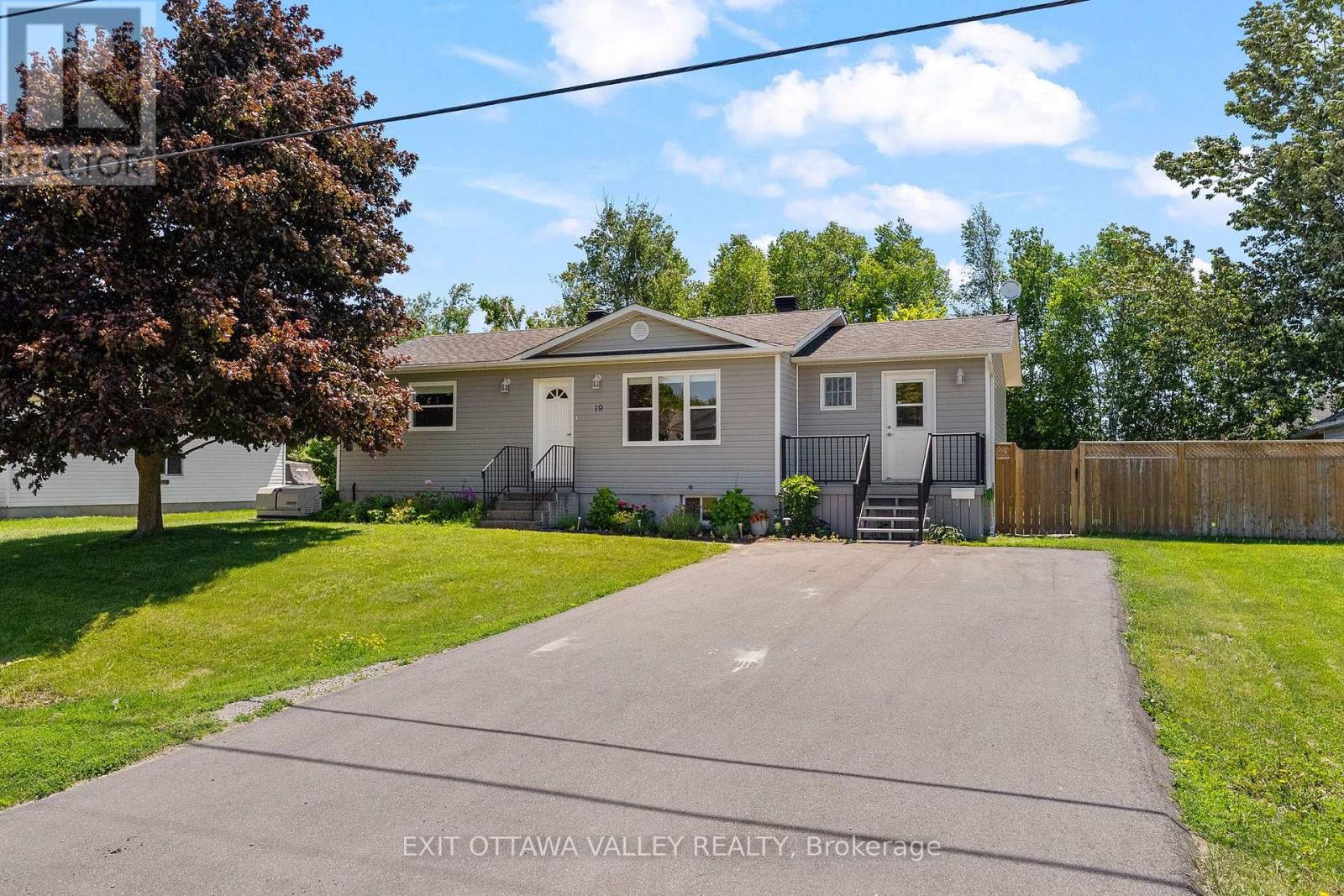 19 VERA CRESCENT, Whitewater Region, Ontario