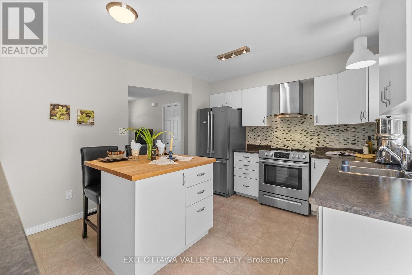 19 Vera Crescent, Whitewater Region, Ontario  K0J 1C0 - Photo 12 - X13494542