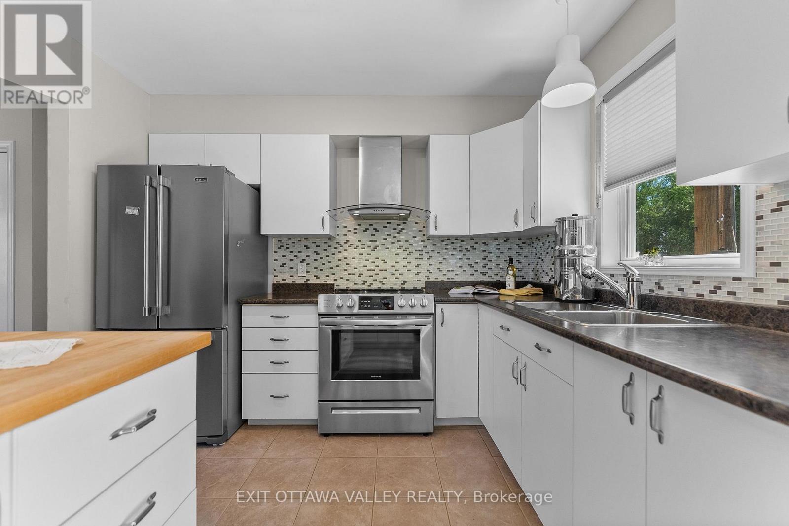19 Vera Crescent, Whitewater Region, Ontario  K0J 1C0 - Photo 14 - X13494542