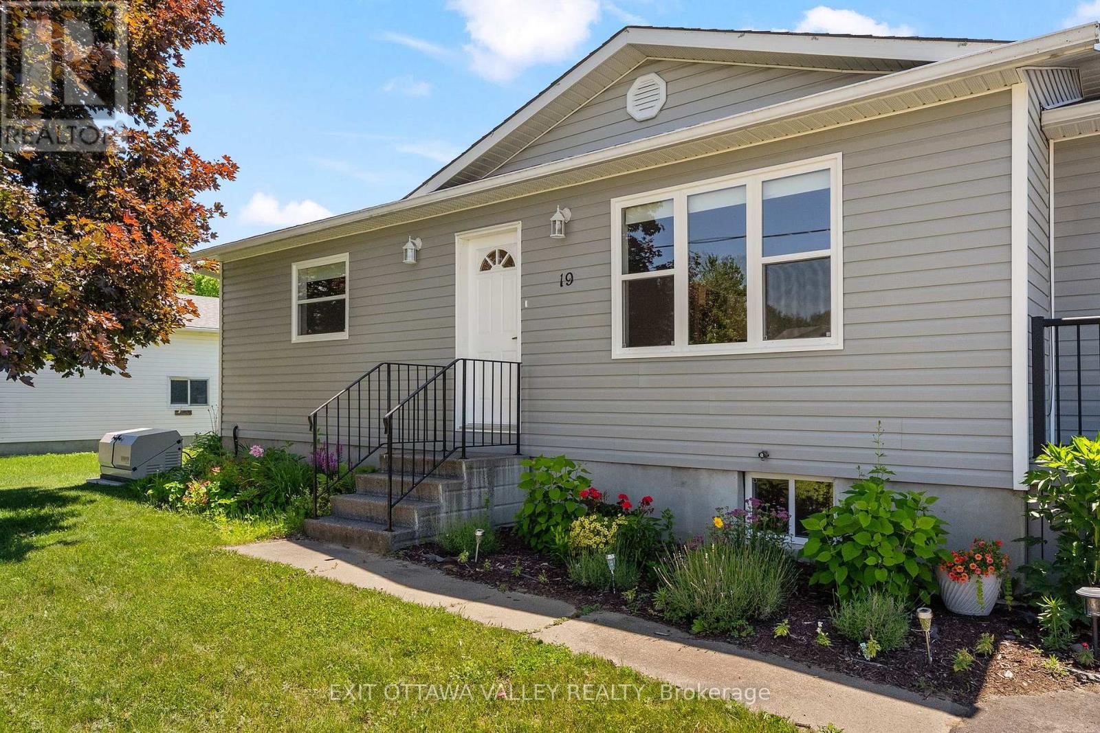 19 Vera Crescent, Whitewater Region, Ontario  K0J 1C0 - Photo 3 - X13494542