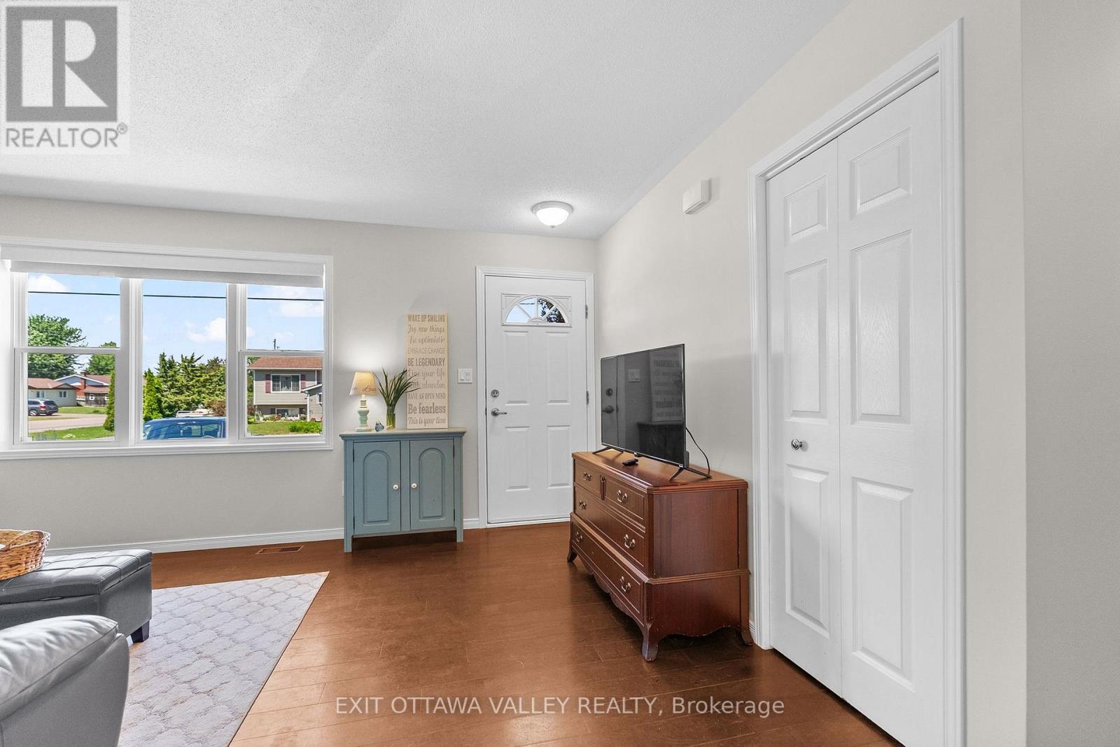 19 Vera Crescent, Whitewater Region, Ontario  K0J 1C0 - Photo 4 - X13494542