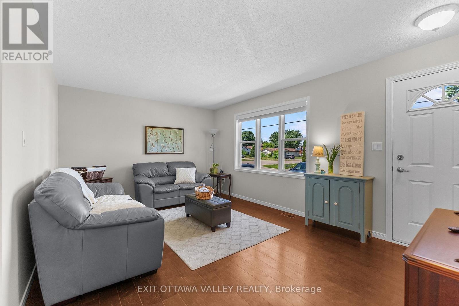 19 Vera Crescent, Whitewater Region, Ontario  K0J 1C0 - Photo 5 - X13494542