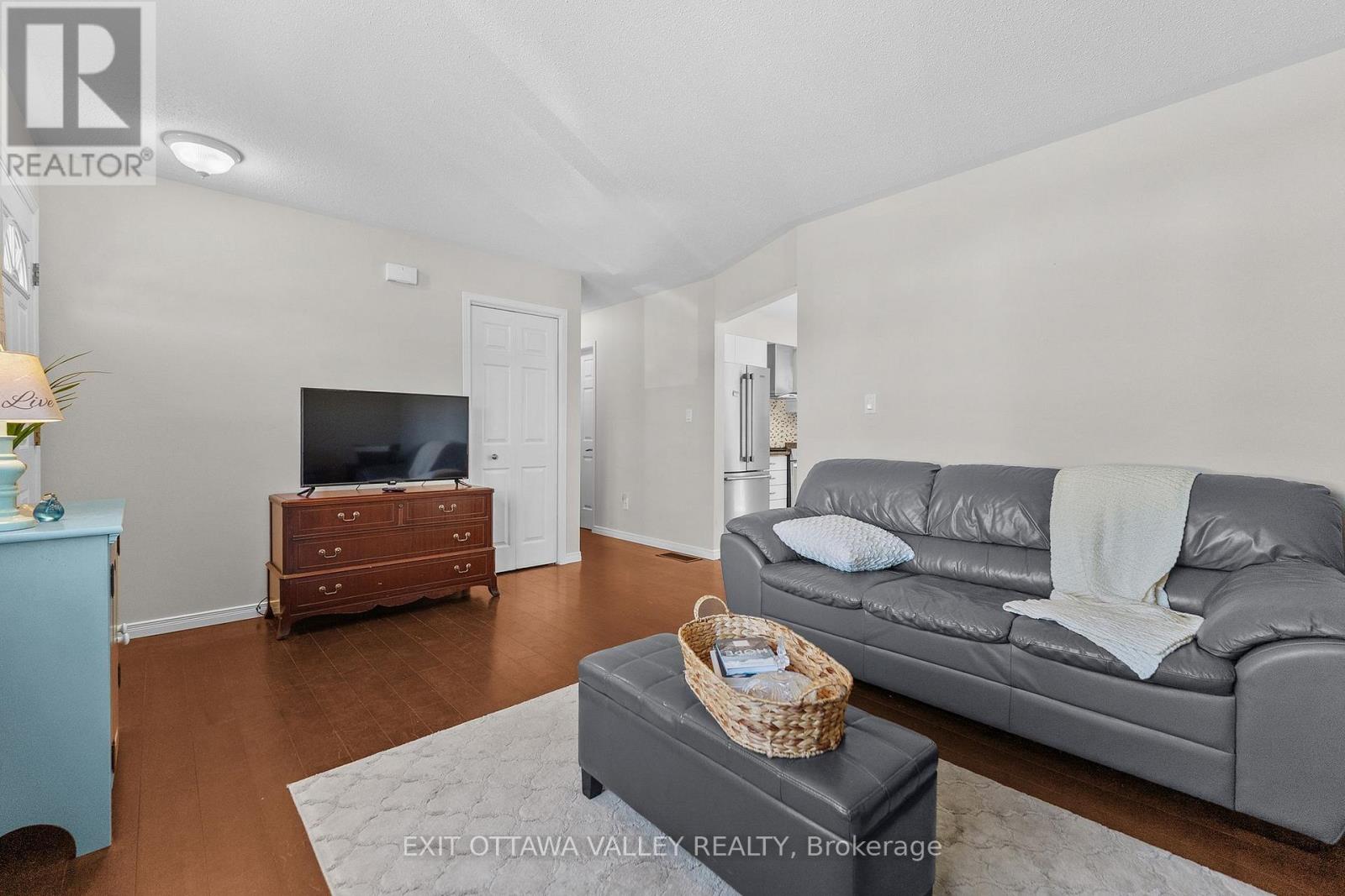 19 Vera Crescent, Whitewater Region, Ontario  K0J 1C0 - Photo 6 - X13494542