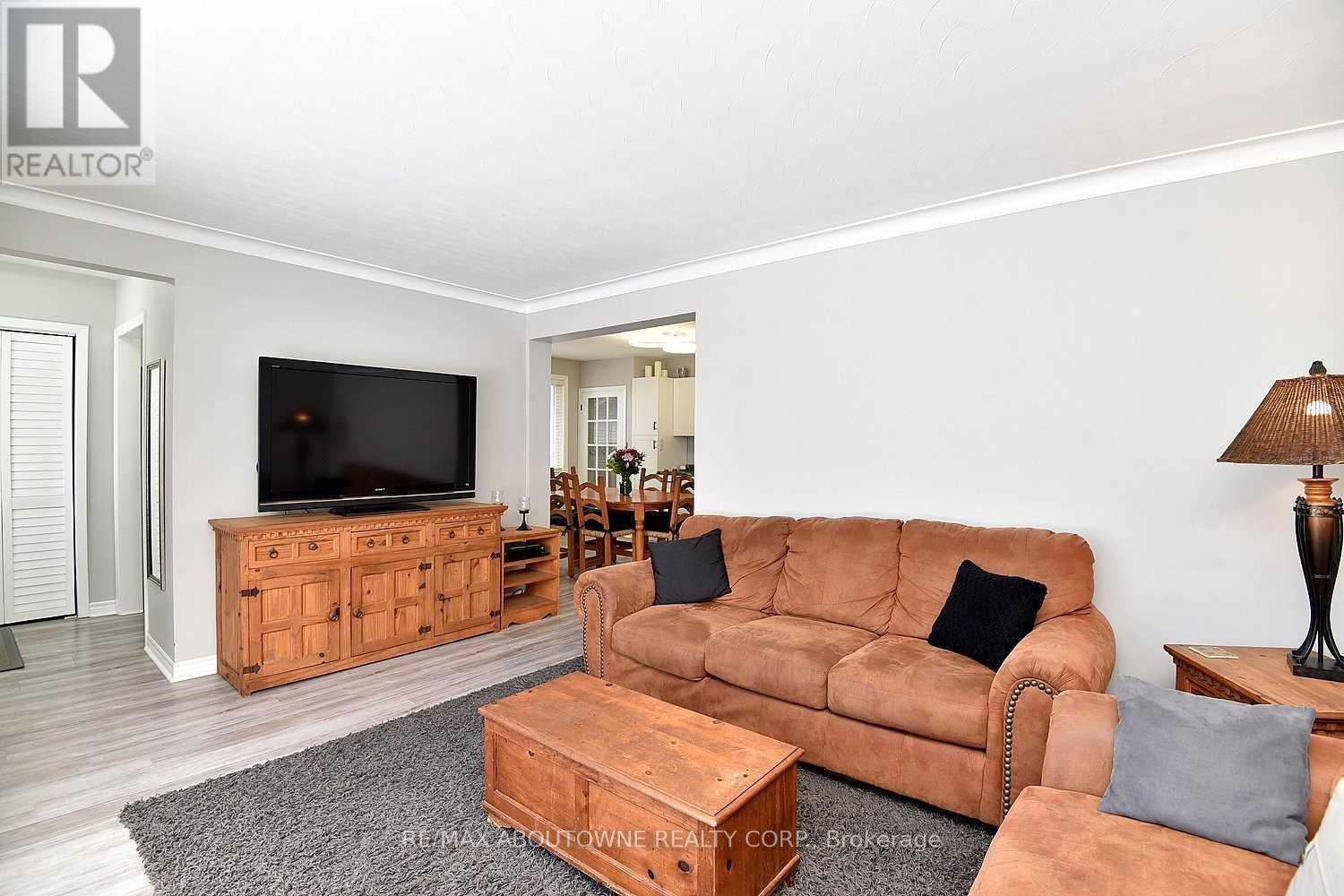 314 Bevan Drive, Burlington, Ontario  L7L 4L2 - Photo 6 - W13492418