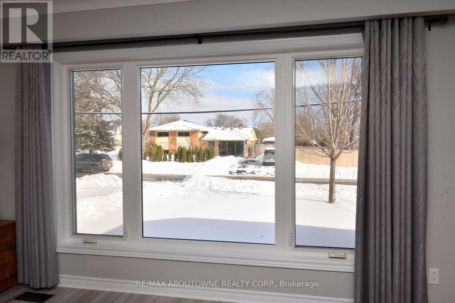 314 Bevan Drive, Burlington, Ontario  L7L 4L2 - Photo 8 - W13492418