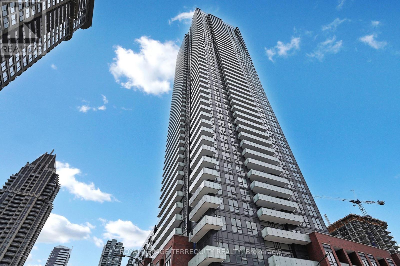 424 - 430 SQUARE ONE DRIVE, Mississauga, Ontario