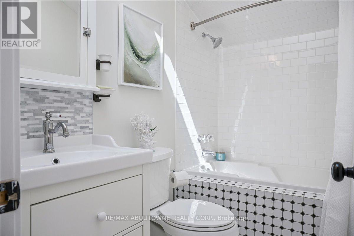 489 Rebecca Street, Oakville, Ontario  L6K 1K8 - Photo 35 - W13494740