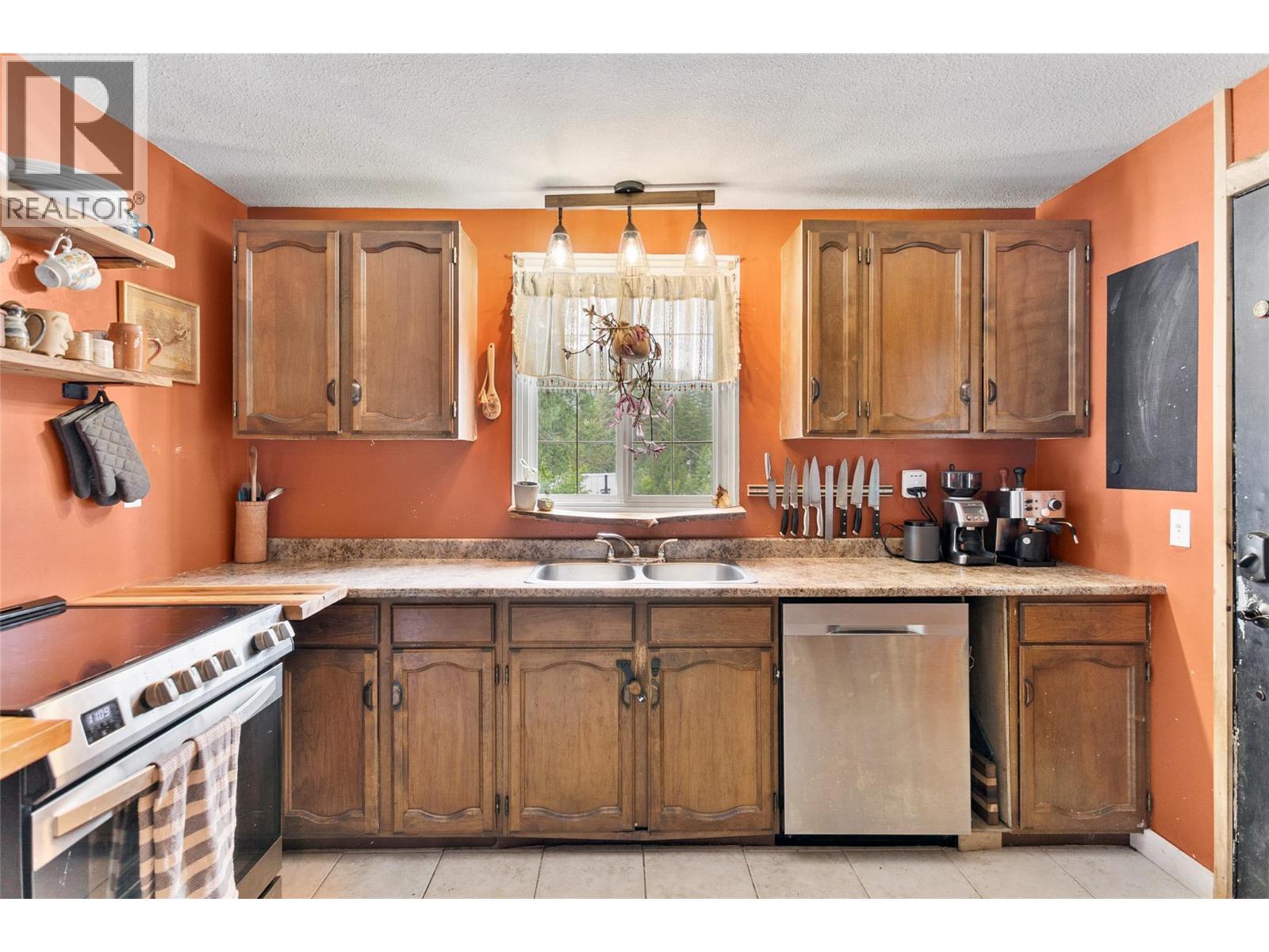 4752 Lybarger Road, Malakwa, British Columbia  V0E 2J0 - Photo 6 - 10392198