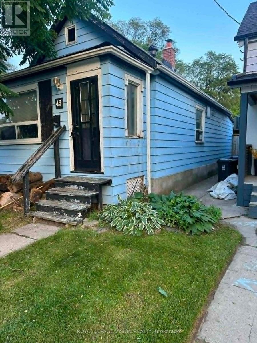 <div class="slider-price">$699,999</div><p>43 Jillson Avenue, Toronto, Ontario</p>