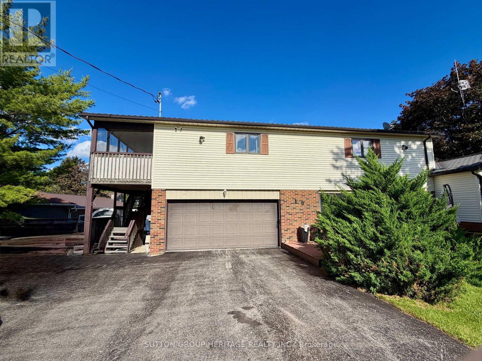 UPPER - 19 ROBINGLADE AVENUE, Kawartha Lakes, Ontario