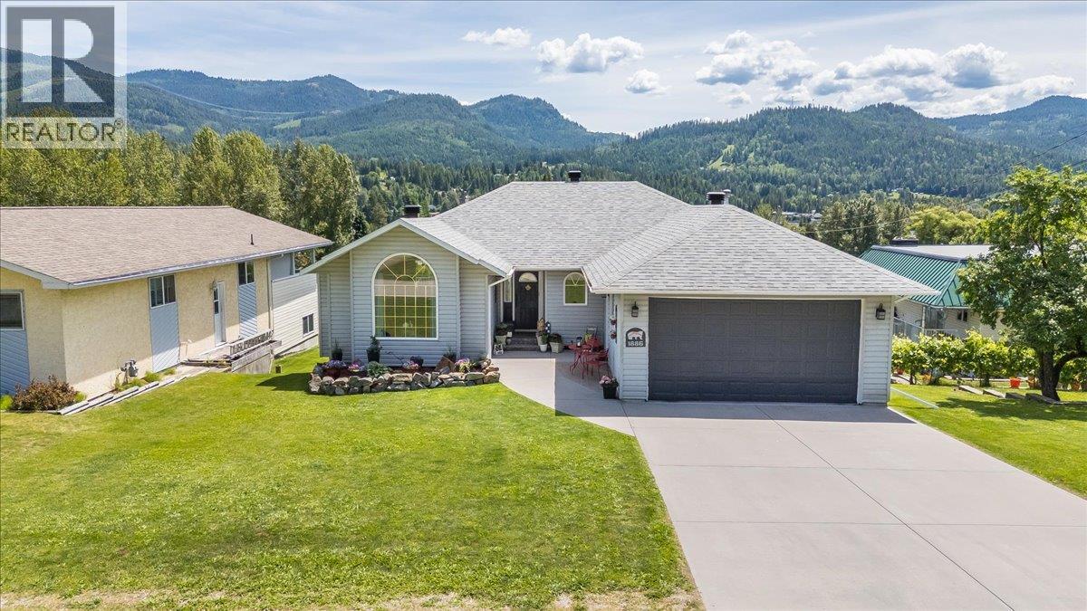 1886 Mountain Street, Fruitvale, British Columbia  V0G 1L1 - Photo 1 - 10392477