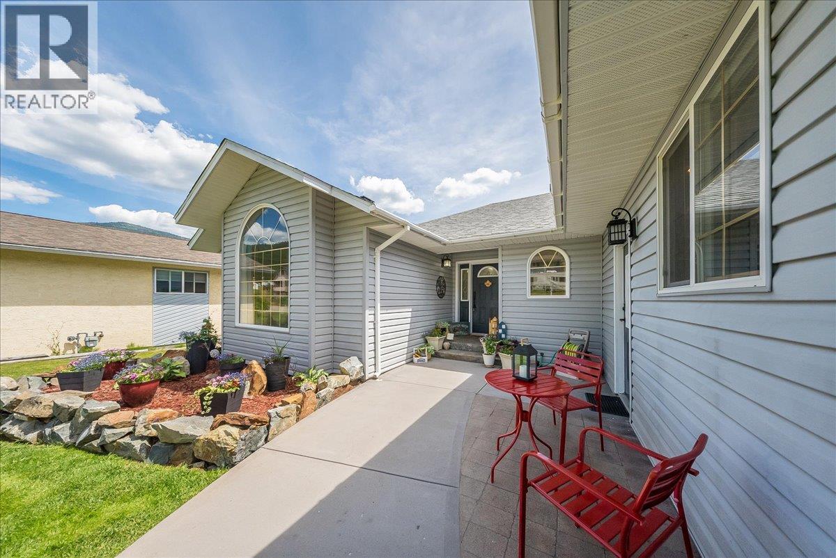 1886 Mountain Street, Fruitvale, British Columbia  V0G 1L1 - Photo 2 - 10392477
