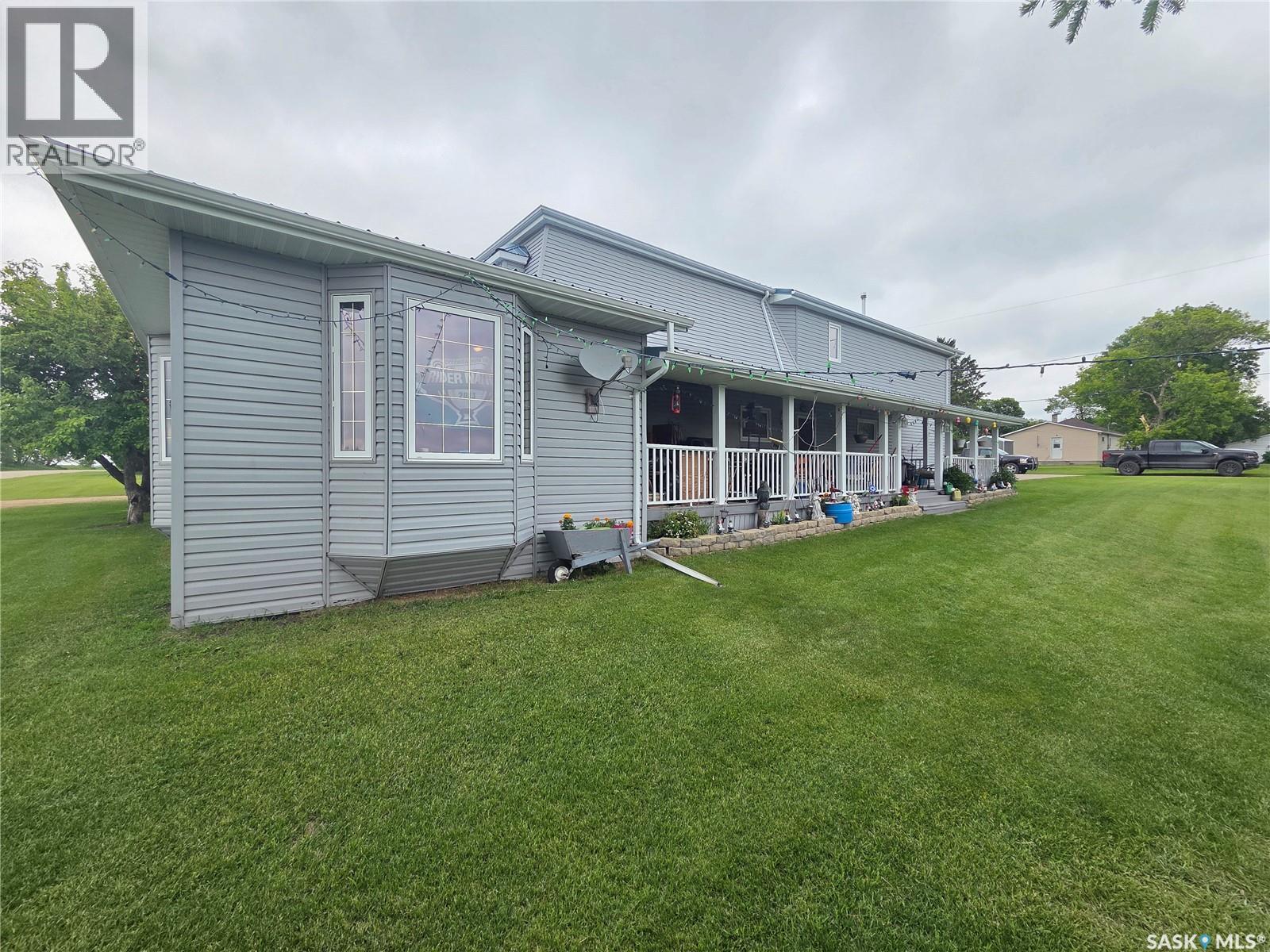 15 Adelaide Street, Manor, Saskatchewan  S0C 1R0 - Photo 1 - SK040541
