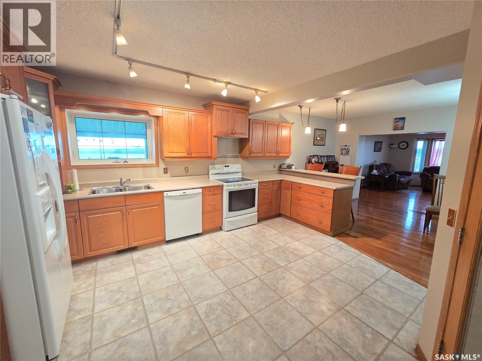 15 Adelaide Street, Manor, Saskatchewan  S0C 1R0 - Photo 29 - SK040541
