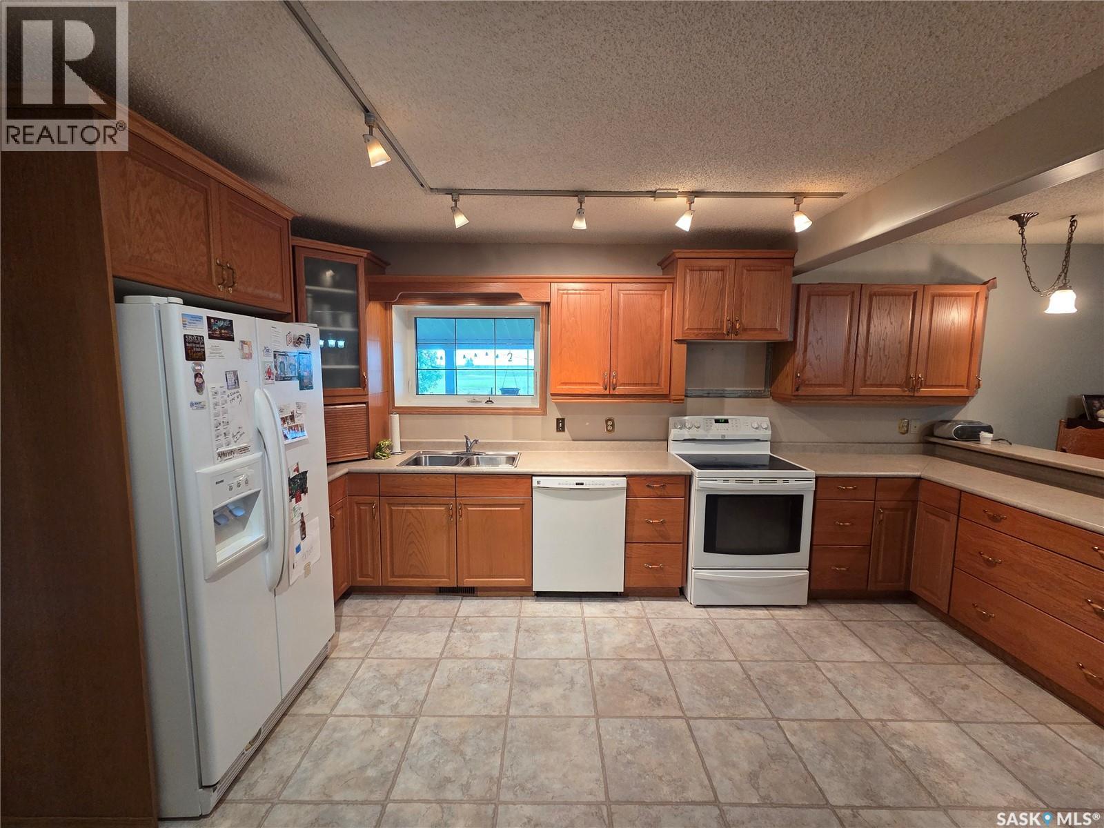 15 Adelaide Street, Manor, Saskatchewan  S0C 1R0 - Photo 30 - SK040541