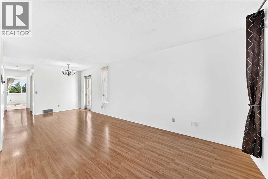 18 Erin Ridge Court Se, Calgary, Alberta  T2B 3B2 - Photo 3 - A2324073