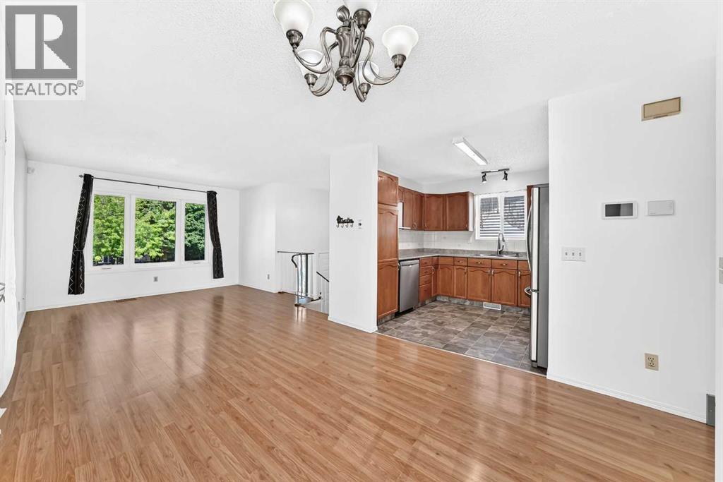 18 Erin Ridge Court Se, Calgary, Alberta  T2B 3B2 - Photo 7 - A2324073
