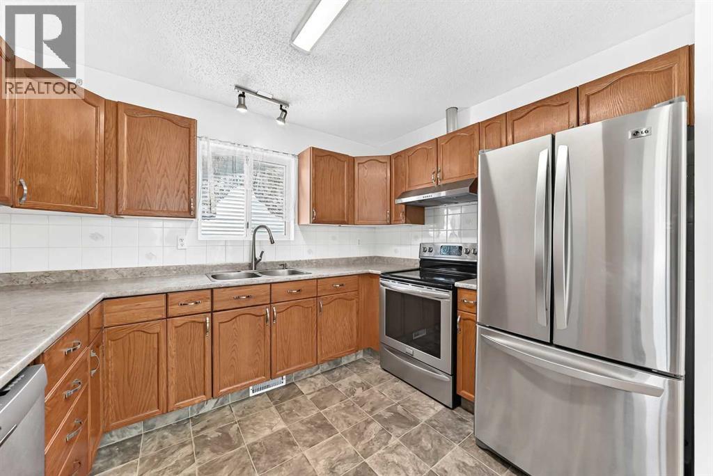 18 Erin Ridge Court Se, Calgary, Alberta  T2B 3B2 - Photo 4 - A2324073