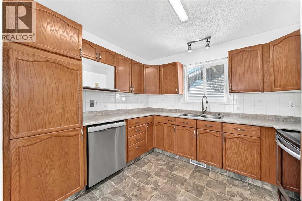 18 Erin Ridge Court Se, Calgary, Alberta  T2B 3B2 - Photo 5 - A2324073