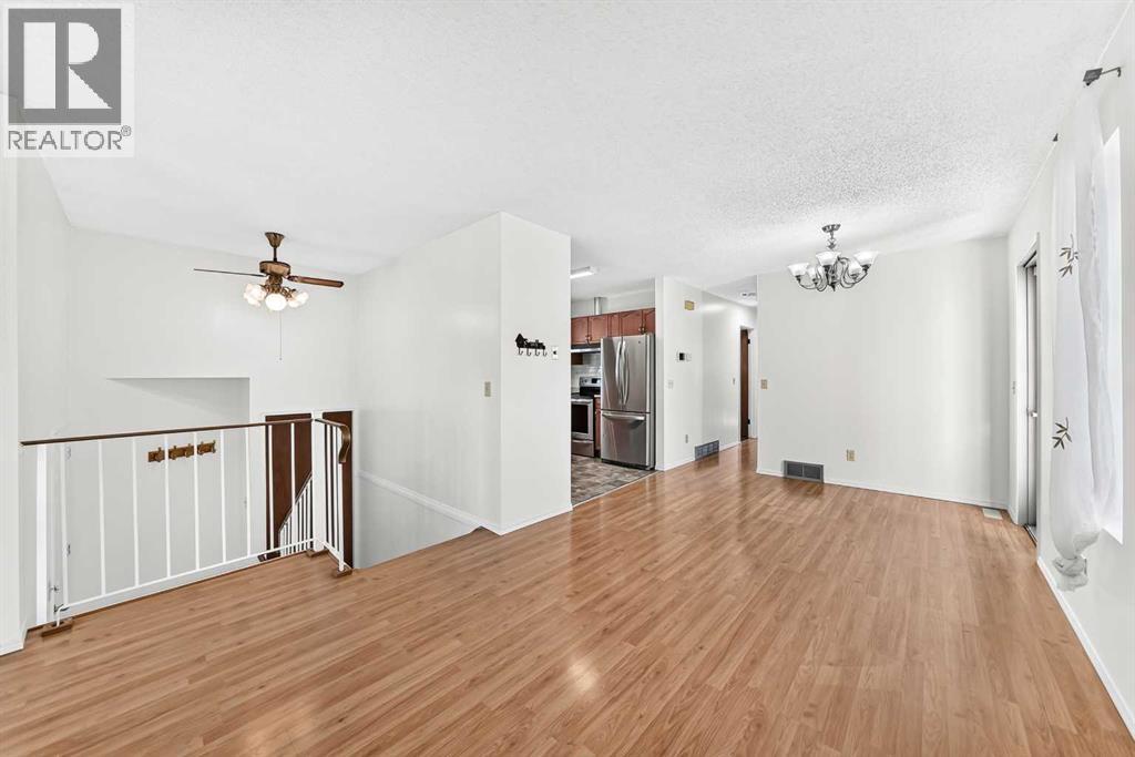 18 Erin Ridge Court Se, Calgary, Alberta  T2B 3B2 - Photo 2 - A2324073