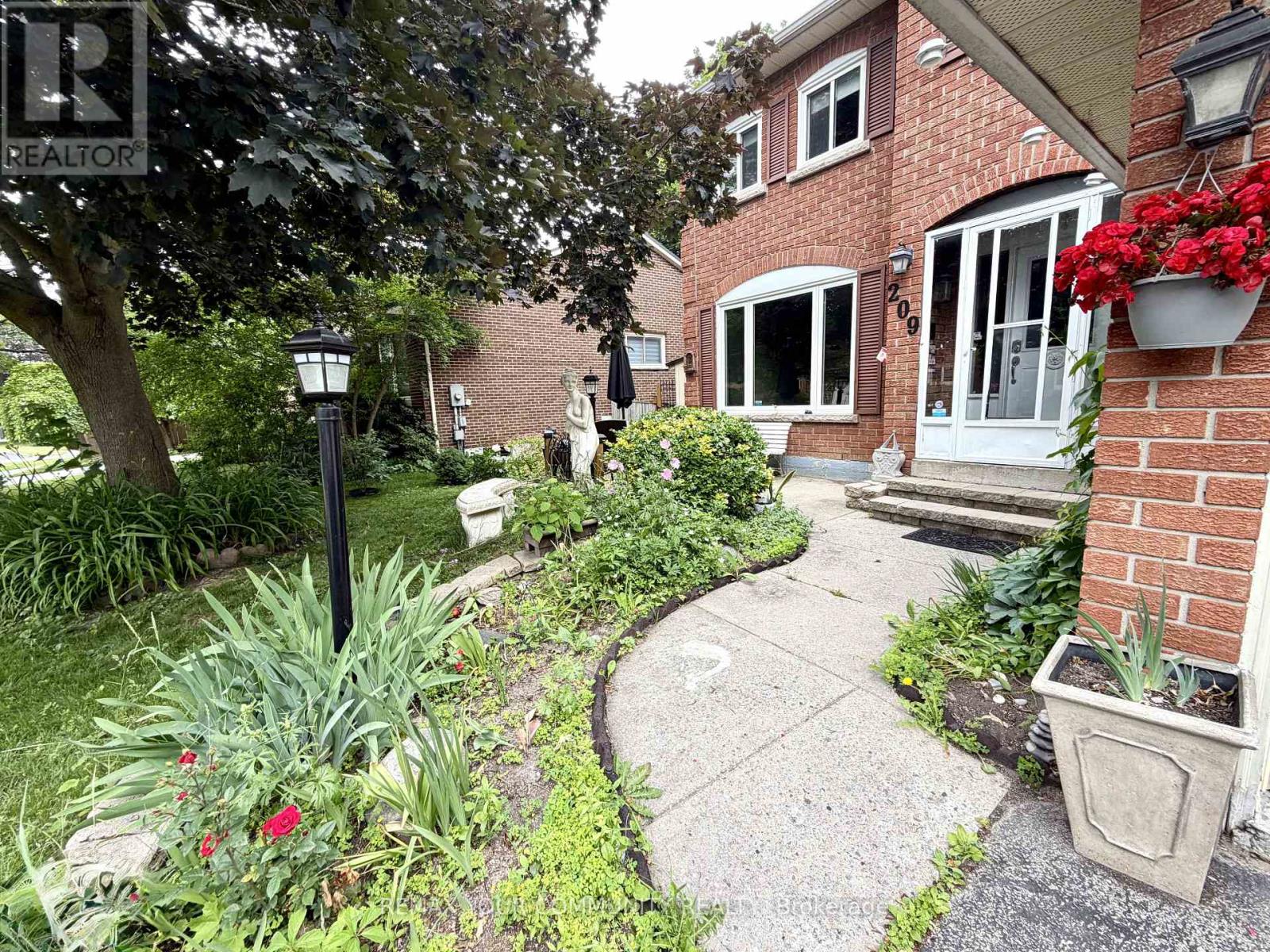 209 Yorkshire Drive, Newmarket, Ontario  L3Y 6K9 - Photo 2 - N13495178