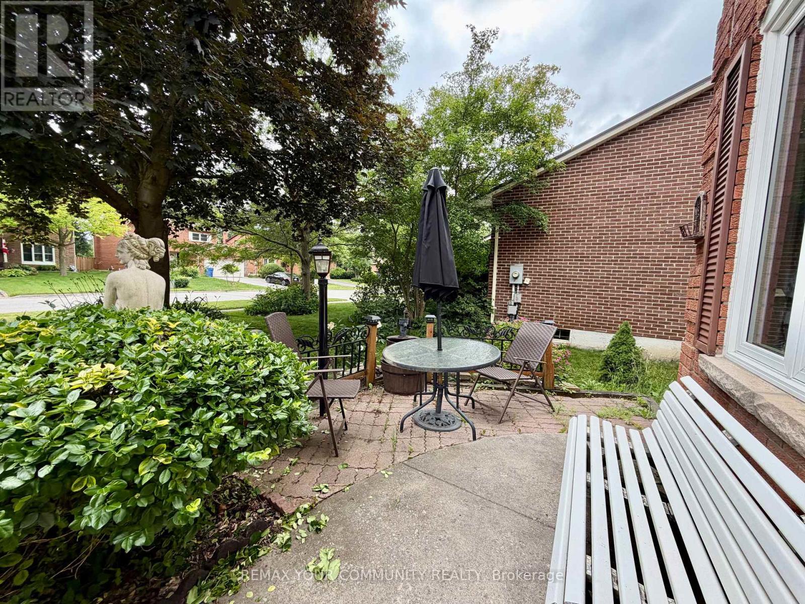 209 Yorkshire Drive, Newmarket, Ontario  L3Y 6K9 - Photo 3 - N13495178