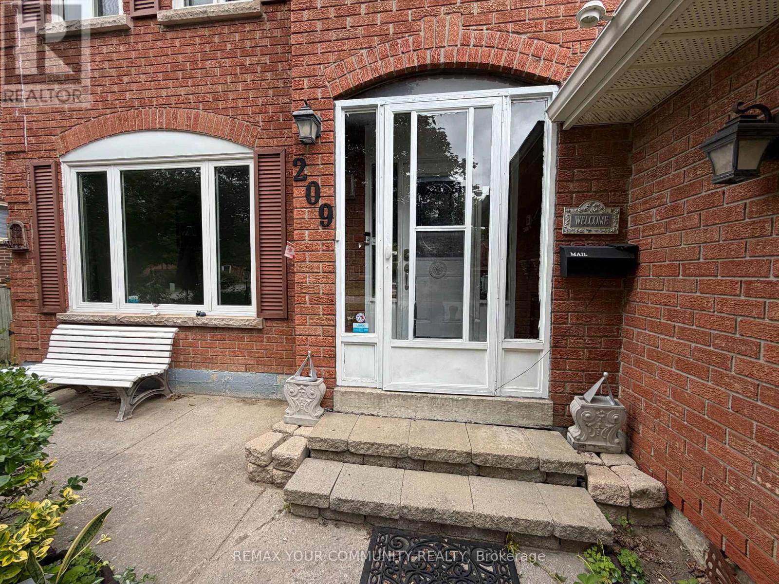 209 Yorkshire Drive, Newmarket, Ontario  L3Y 6K9 - Photo 5 - N13495178