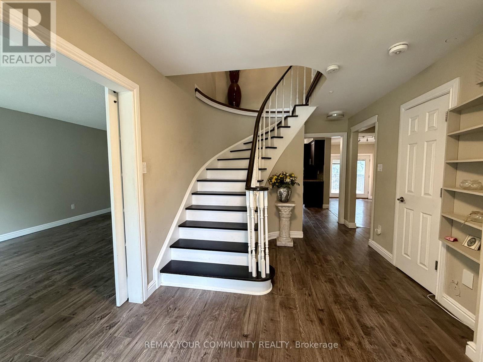 209 Yorkshire Drive, Newmarket, Ontario  L3Y 6K9 - Photo 8 - N13495178