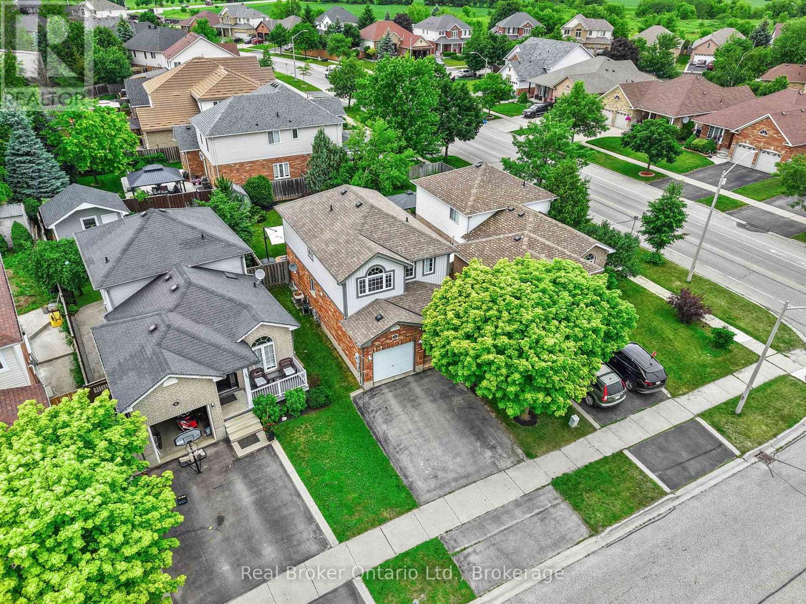 4 Beardmore Crescent, Halton Hills, Ontario  L7J 2Y9 - Photo 2 - W13495582