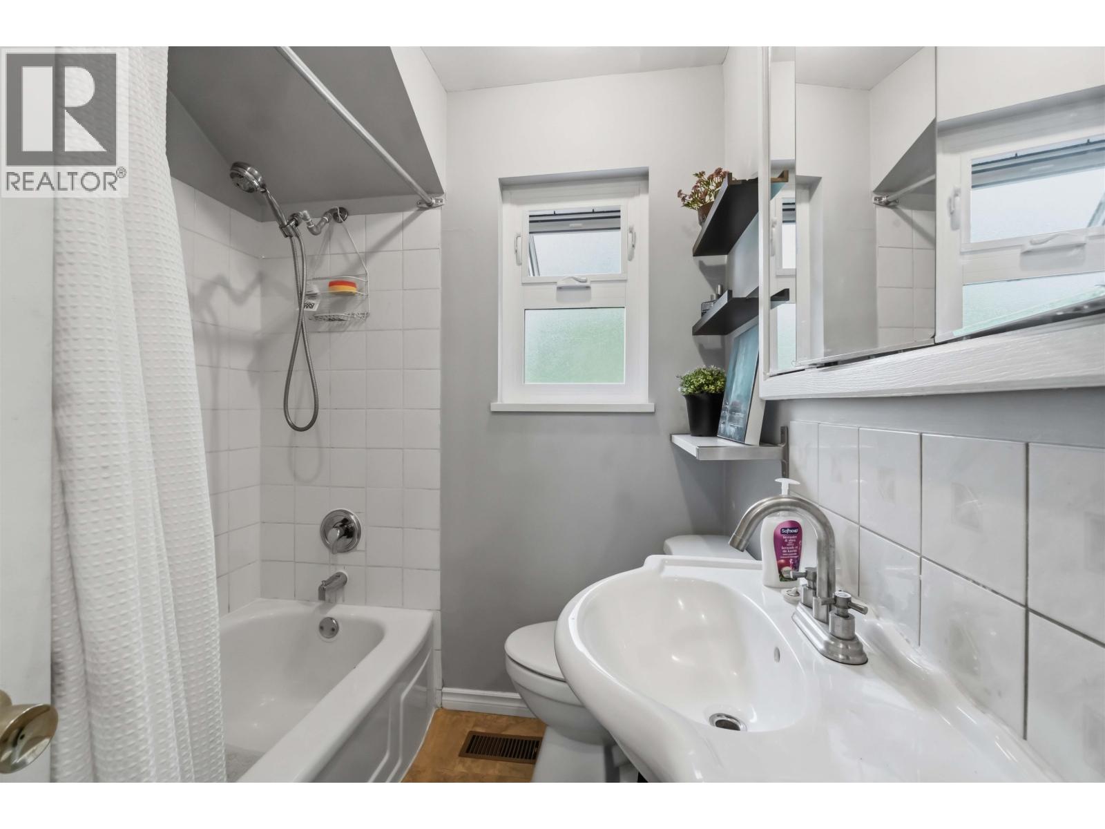 3676 Inverness Street, Port Coquitlam, British Columbia  V3B 3B4 - Photo 15 - R3140194
