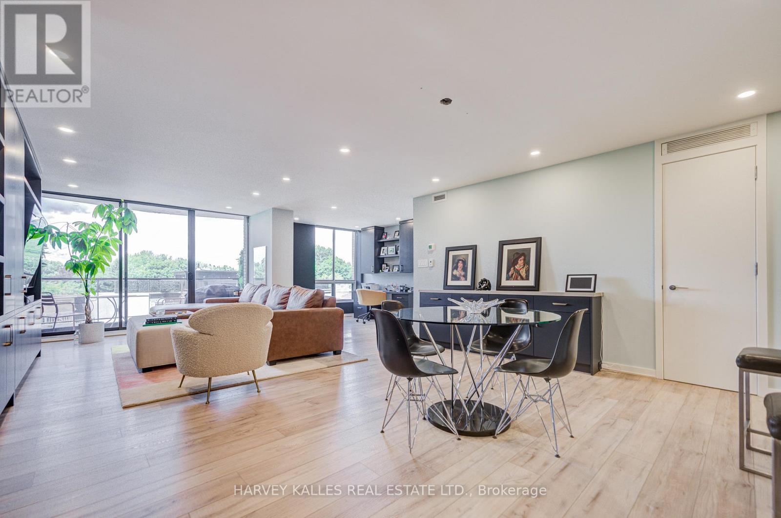 <div class="slider-price">$1,695,000</div><p>503 - 350 Lonsdale Road, Toronto, Ontario</p>