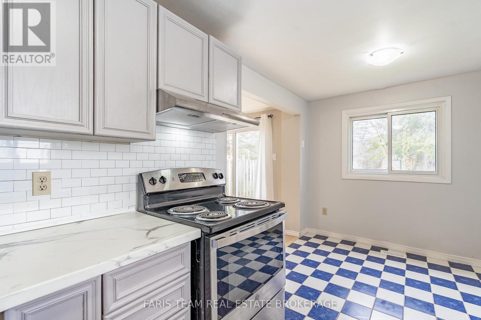 139 Burns Circle, Barrie, Ontario  L4N 5J8 - Photo 7 - S13495916
