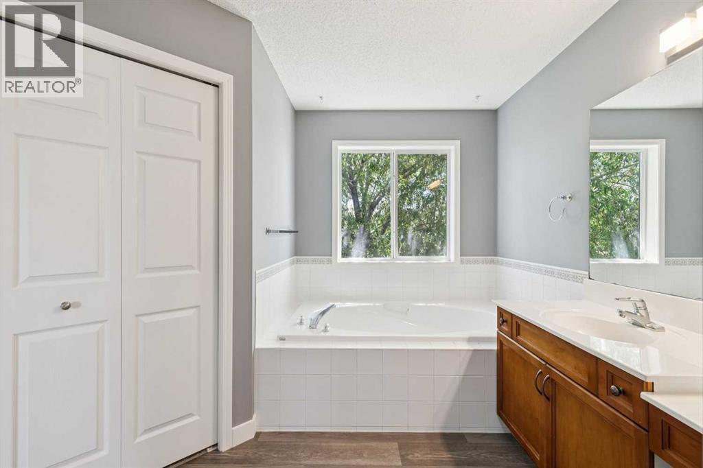 137 Prestwick Mews Se, Calgary, Alberta  T2Z 3X6 - Photo 23 - A2320334