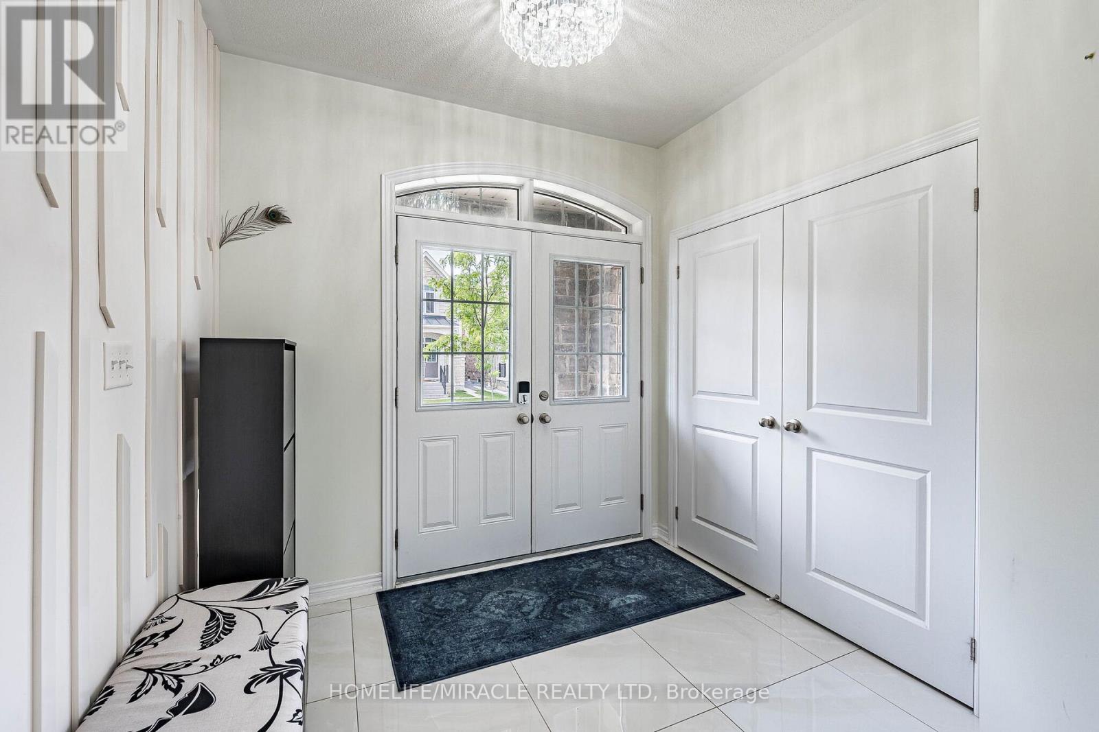21 Junior Road, Brampton, Ontario  L7A 5J4 - Photo 3 - W13495942