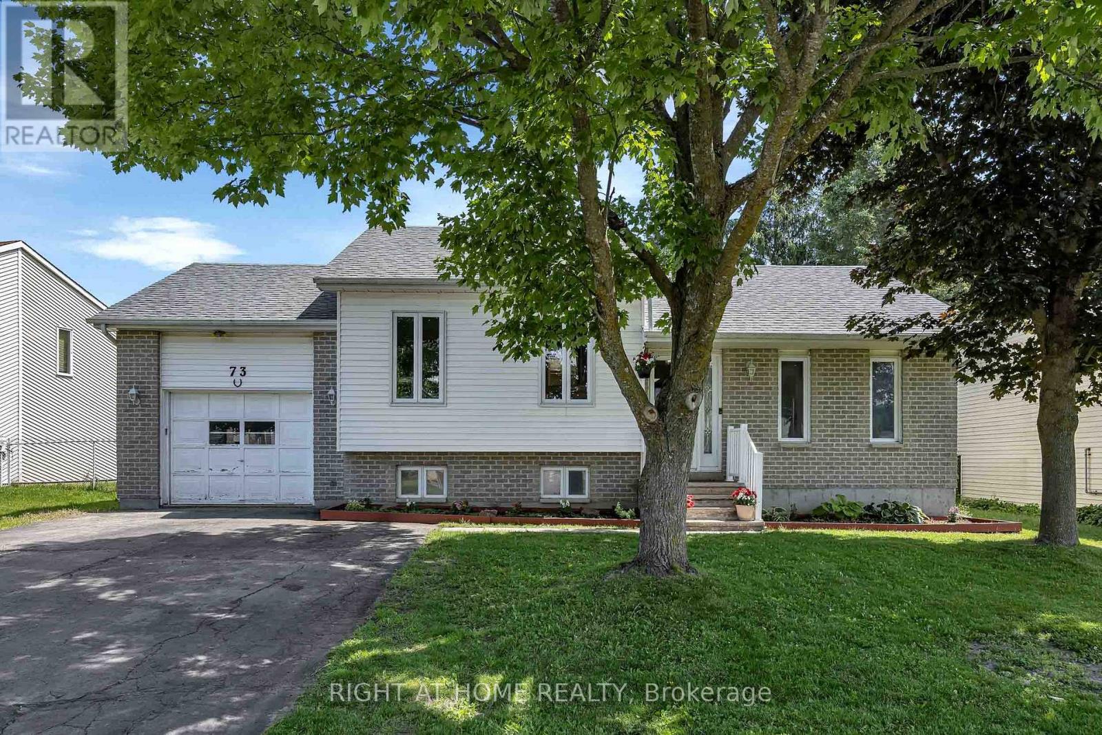 73 CASTLEBEAU STREET, Russell, Ontario