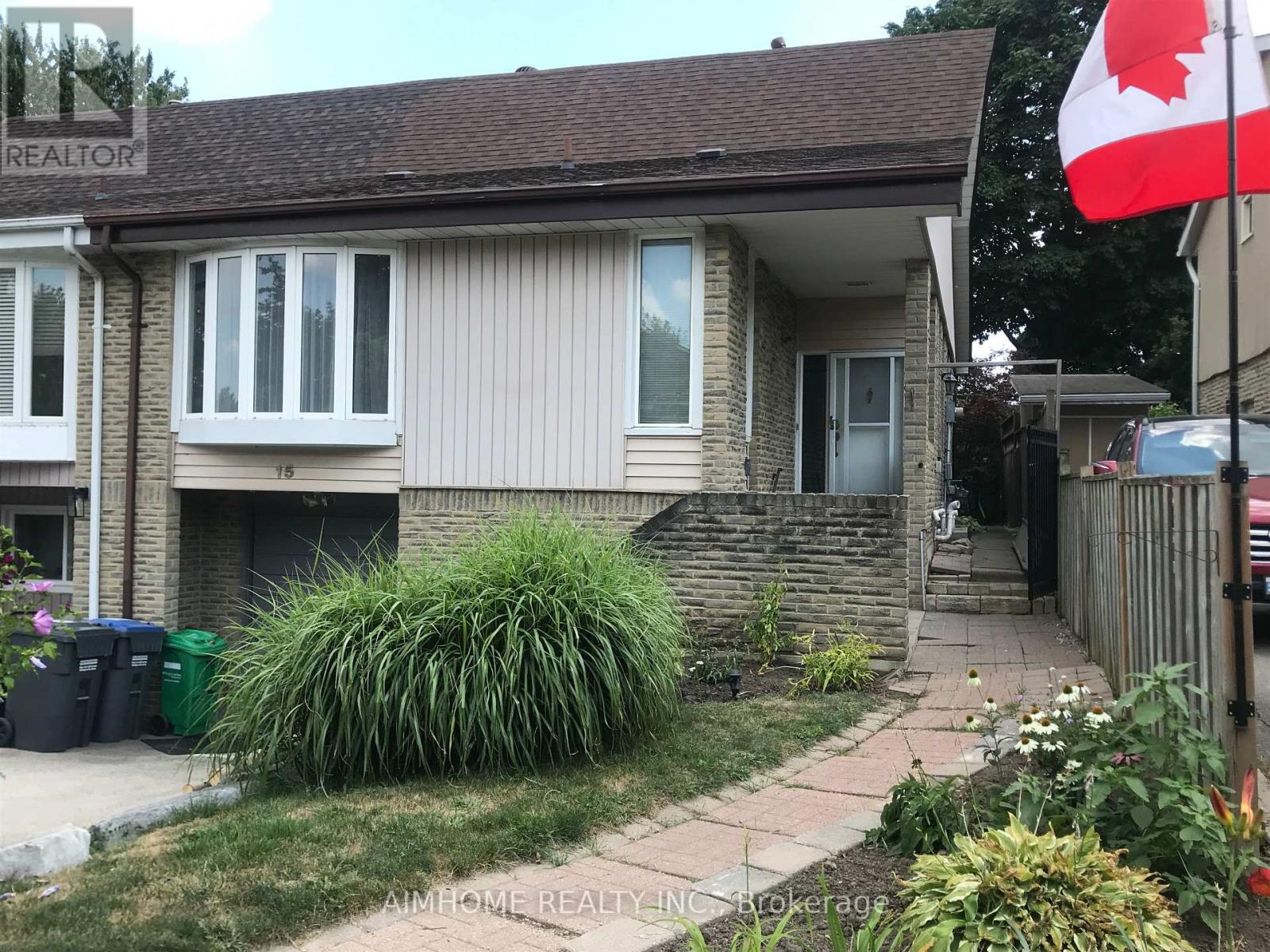15 Bow River Crescent, Mississauga, Ontario  L5N 1J1 - Photo 2 - W13496000