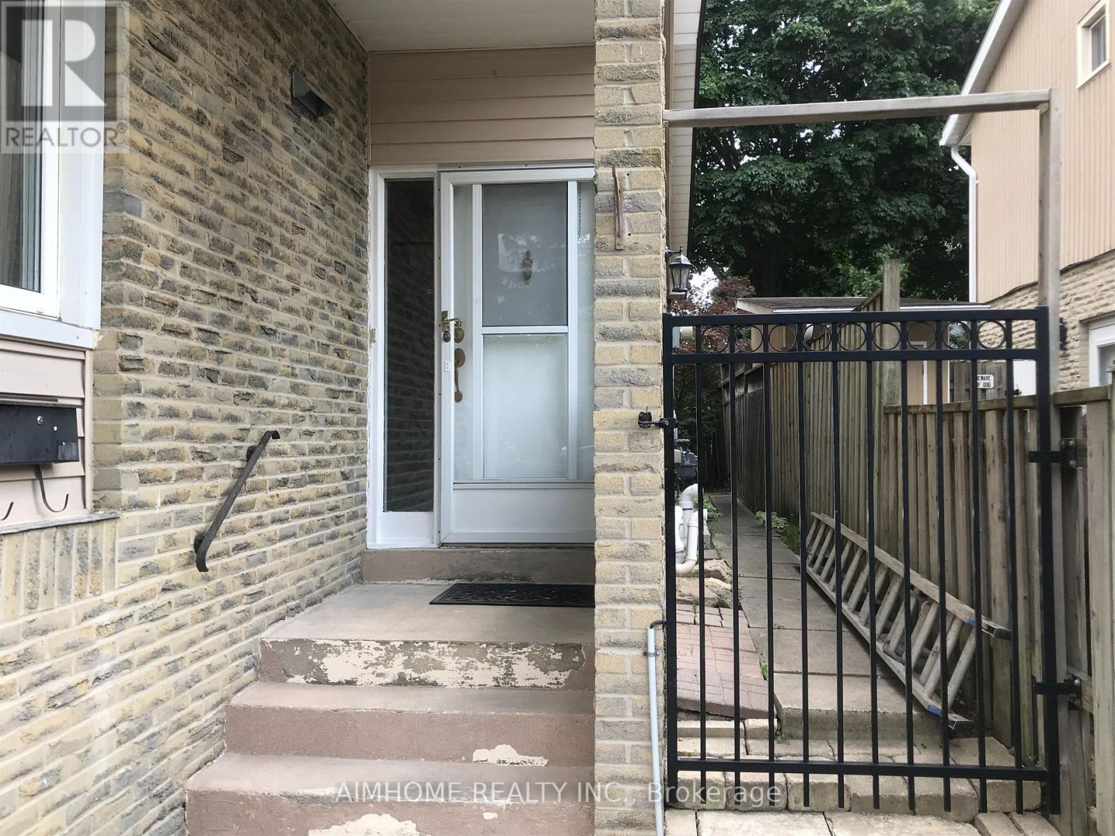 15 Bow River Crescent, Mississauga, Ontario  L5N 1J1 - Photo 3 - W13496000