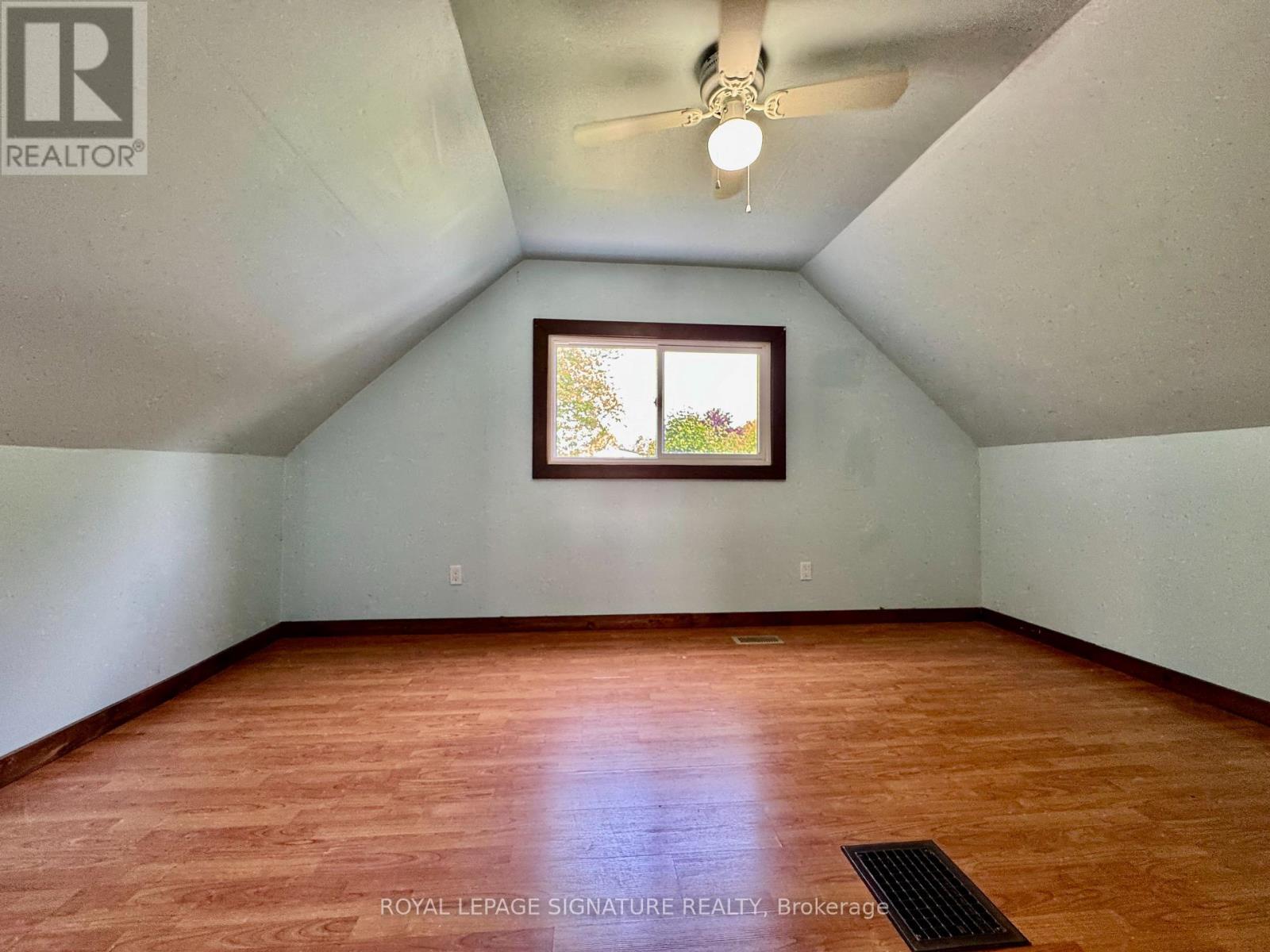 Upper - 282 East 18th Street, Hamilton, Ontario  L9A 4P6 - Photo 10 - X13496012