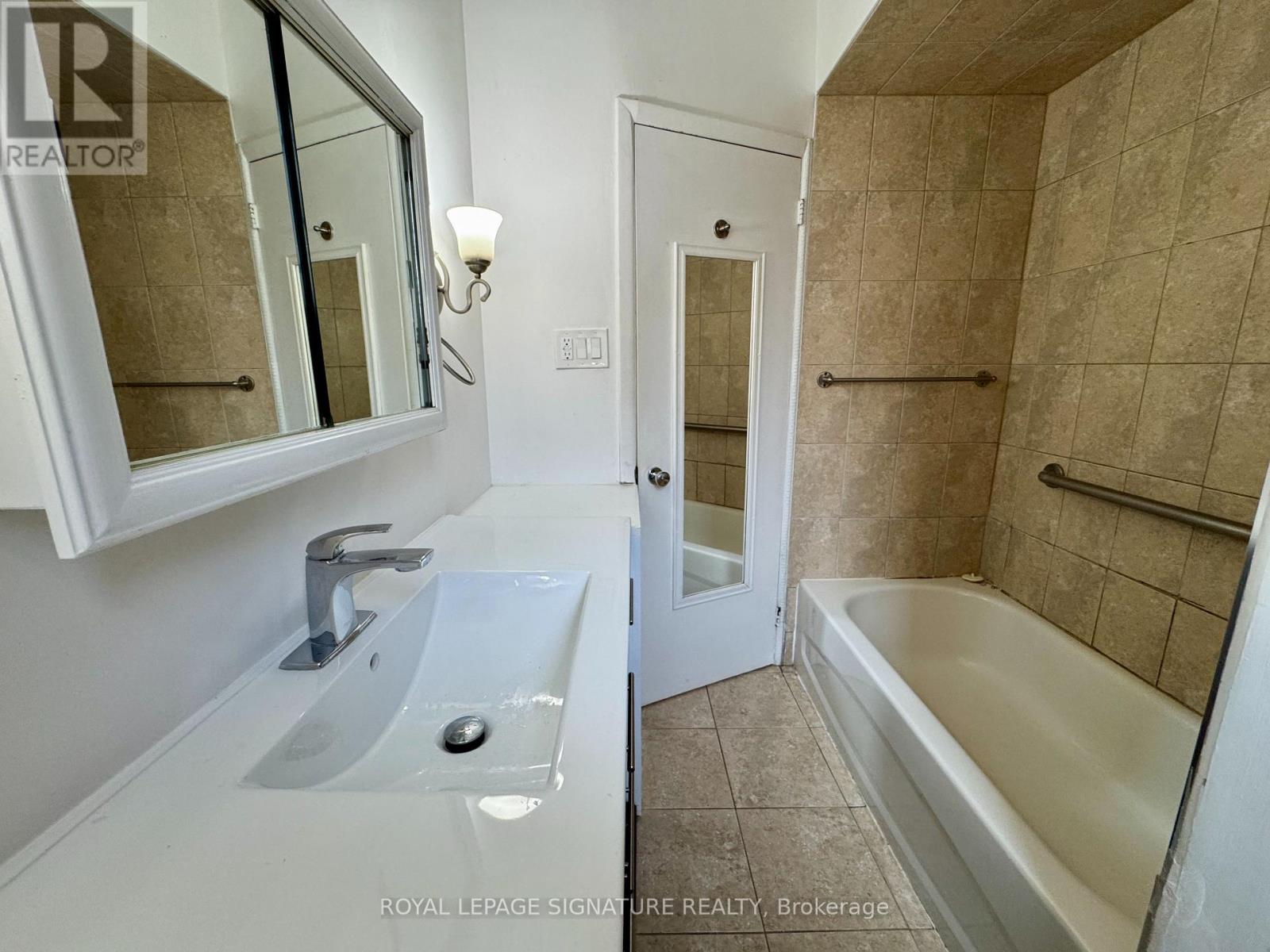 Upper - 282 East 18th Street, Hamilton, Ontario  L9A 4P6 - Photo 12 - X13496012